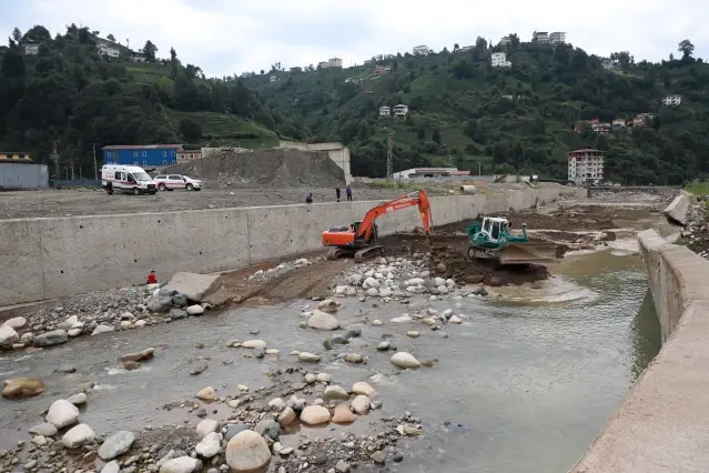 Sel ve heyelanda kaybolan 2 kiiyi arama çalmalar devam ediyor