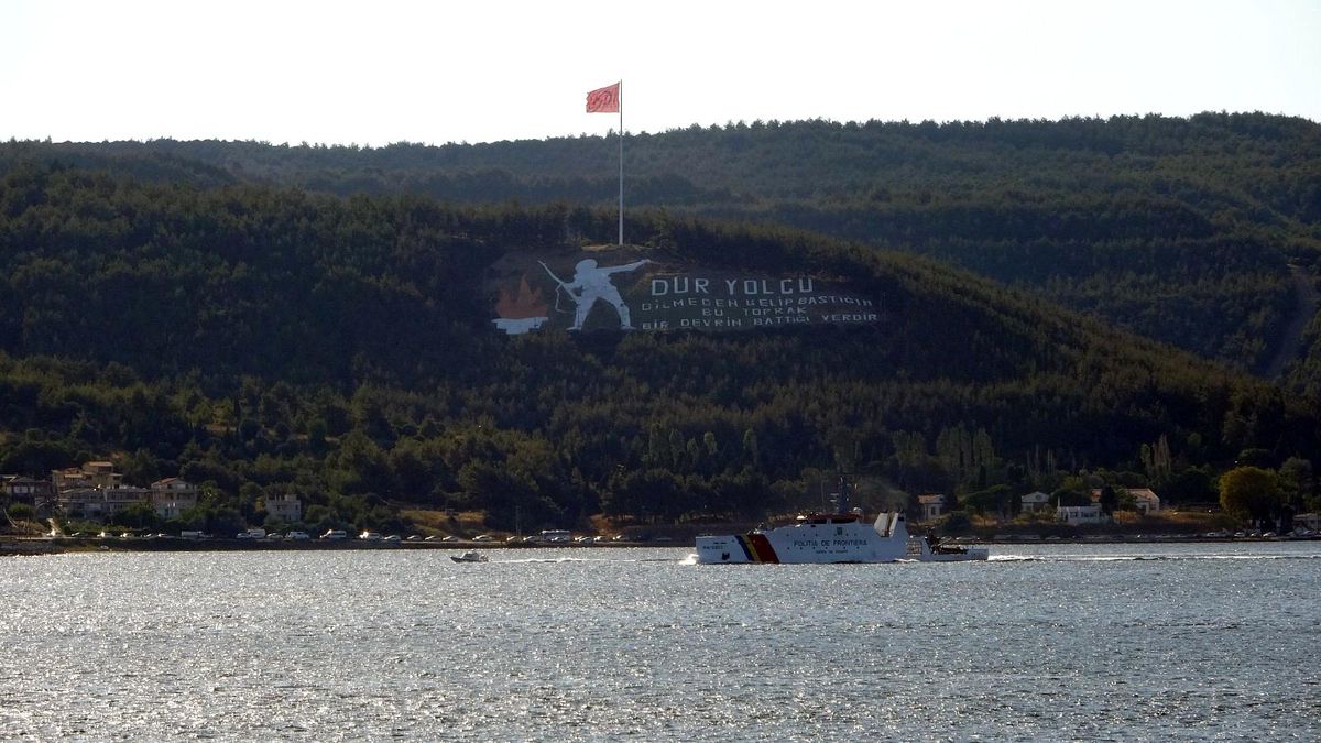 Romanya ve Rus savaş gemileri peş peşe Çanakkale Boğazı\'ndan geçti