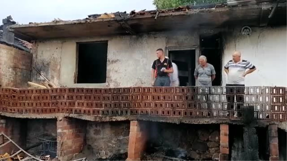 Saman balyalarının tutuşturduğu iki ev yandı