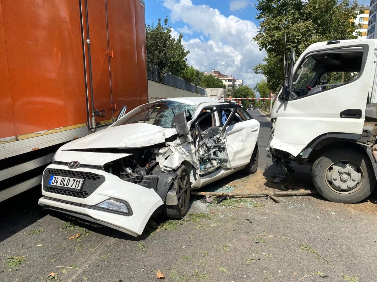 Sancaktepe\'de feci kaza: Otomobil 2 kamyonetin arasında kaldı