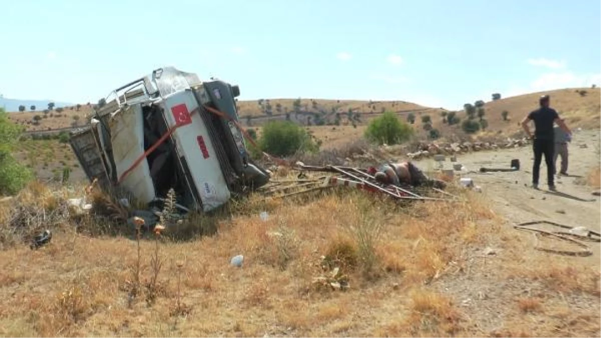 Son dakika haberleri: Şarampole devrilen kamyondaki 2 kişi öldü, 1 kişi yaralandı