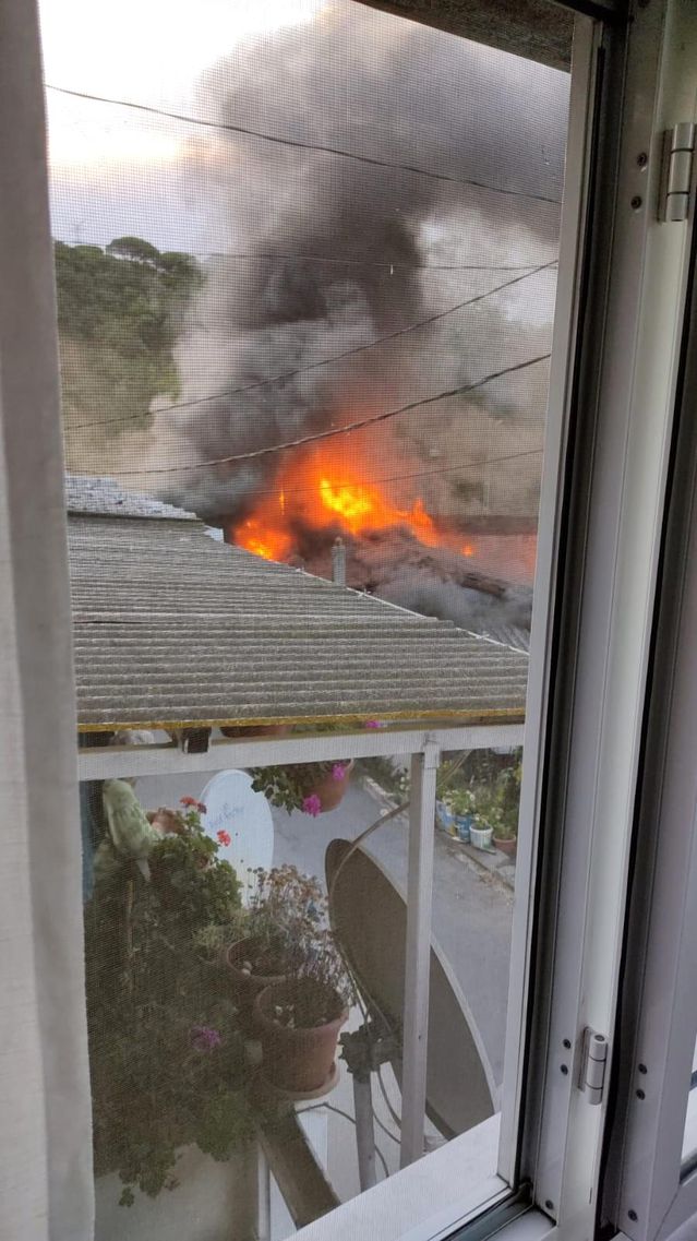 Gecekonduda çıkan yangın bütün evi küle çevirdi! Dehşet anlarında bir kişi yaralandı