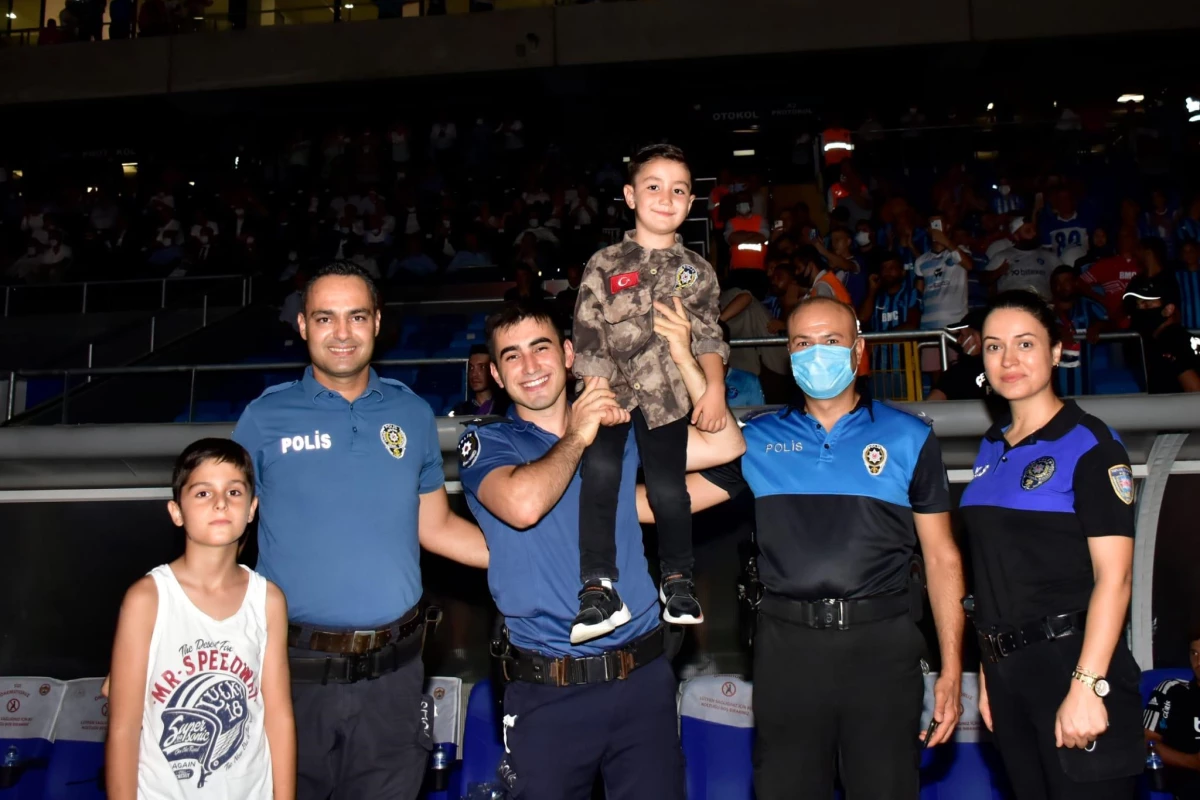 Şehit polis memurunun oğlu Adana Demirspor-Beşiktaş hazırlık maçını izledi