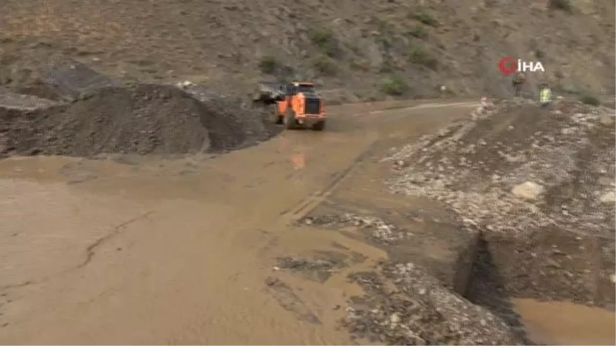 Sel nedeniyle kapanan Yüksekova-Van karayolu ulaşıma açıldı