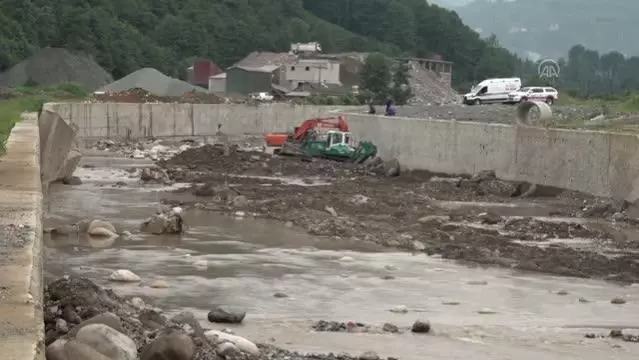 Sel ve heyelanda kaybolan 2 kiiyi arama çalmalar devam ediyor