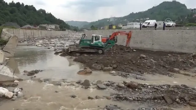 Sel ve heyelanda kaybolan 2 kiiyi arama çalmalar devam ediyor