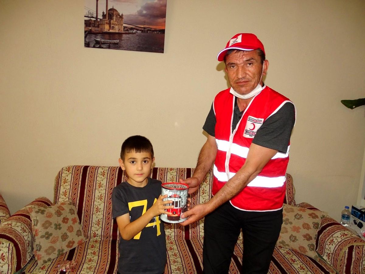 Sünneti için kumbarasında biriktirdiği parayı yangın mağdurlarına bağışladı