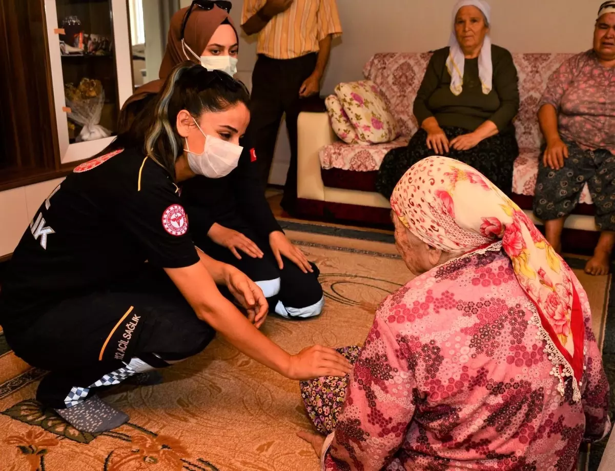 Tahliye edilen evden çıkardıkları Ayşe Nine\'yi görmeden dönmek istemediler