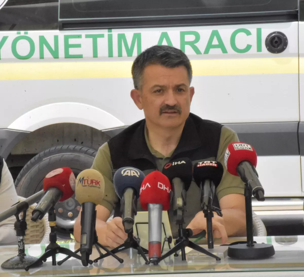 Tarım ve Orman Bakanı Bekir Pakdemirli: "(Isparta) Sütçüler\'de iki sarp vadide ateş var. Bugün hava şartlarına bağlı olarak kontrol altına alma...