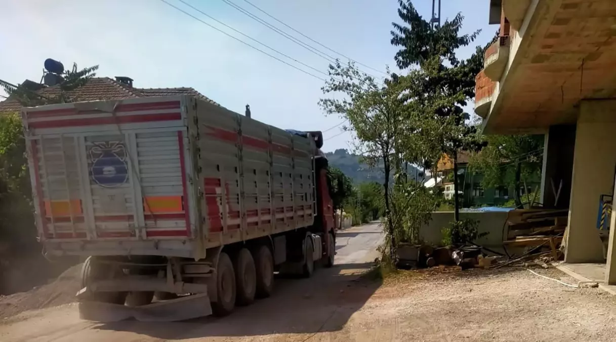 Tek şeritli yolda hız yapan hafriyat kamyonlarına tepki