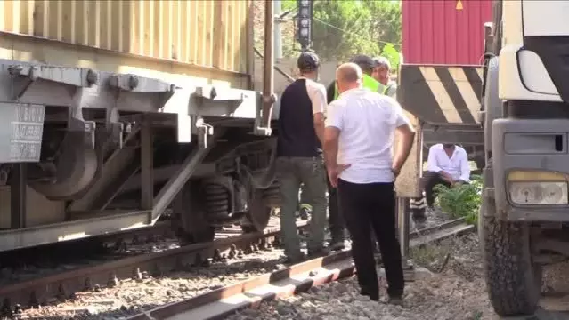 Yük treninin raydan çıkması nedeniyle İZBAN seferleri Halkapınar-Çiğli arasında yapılamıyor