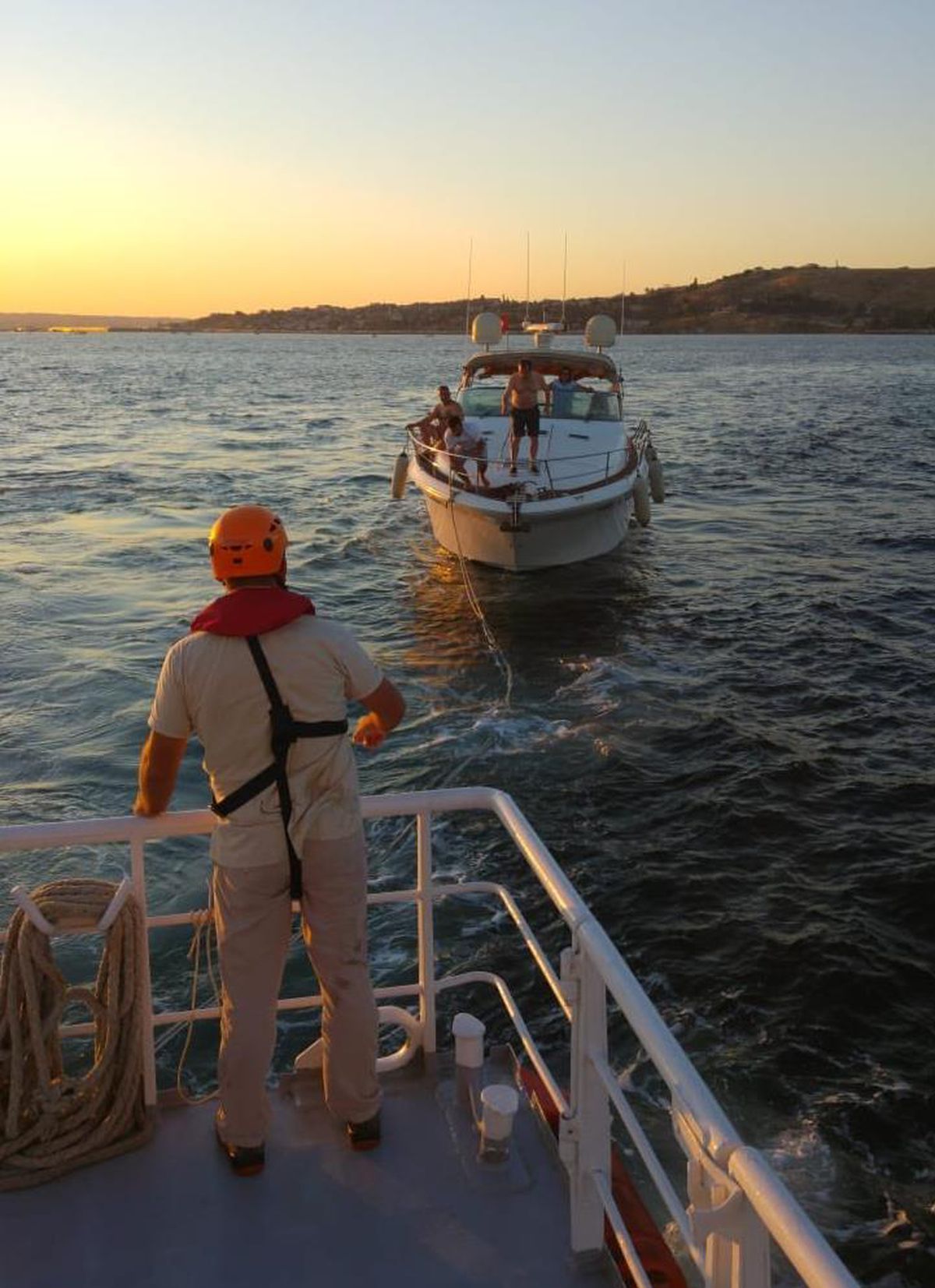 Ambarlı Marina açıklarında arızalanan tekne kurtarıldı