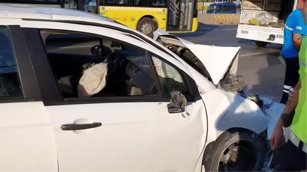 Son dakika... Ataşehir\'de trafik kazası: 2 yaralı