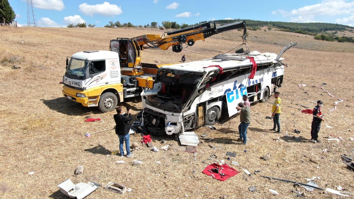 Son dakika haberi! Balıkesir'de 15 kişiye mezar olan otobüs ve kaza yeri drone ile görüntülendi