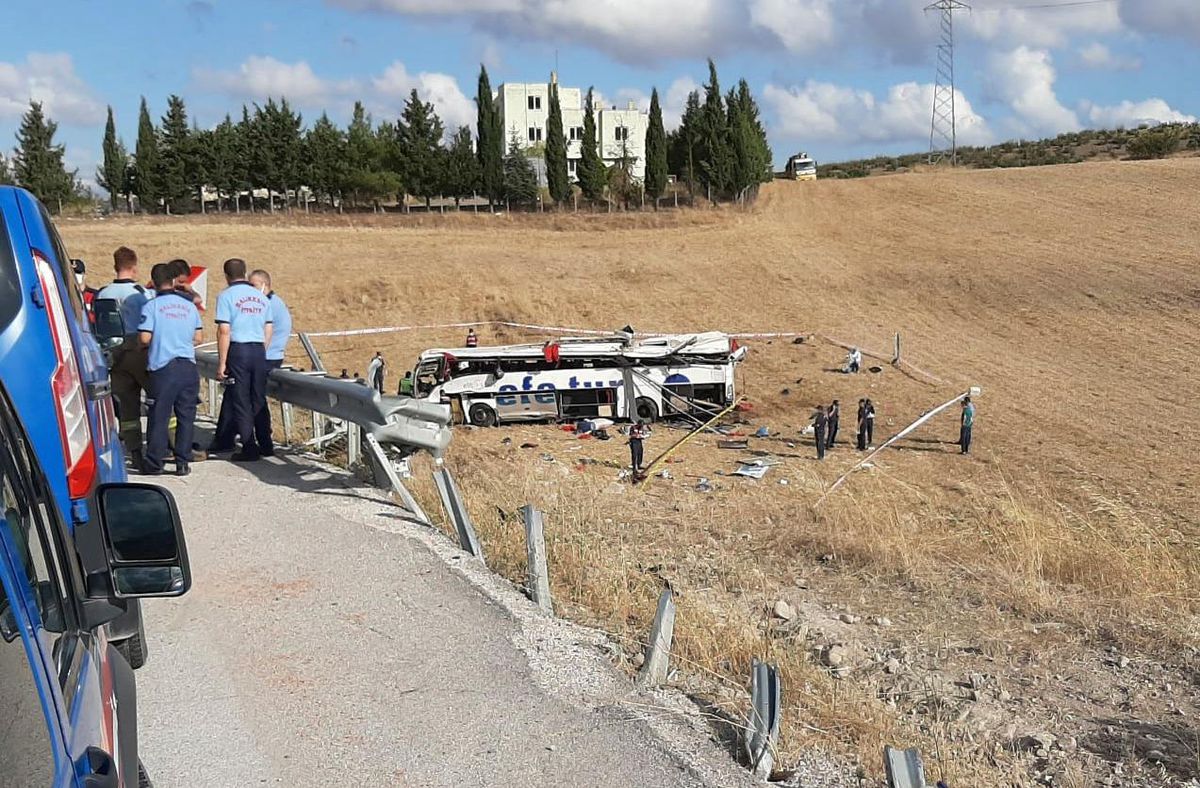 Balıkesir\'de yolcu otobüsü devrildi: 14 kişi öldü, 18 kişi yaralandı