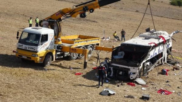 Son dakika haber: Balıkesir'de yolcu otobüsü takla attı: 14 ölü, 18 yaralı (3)