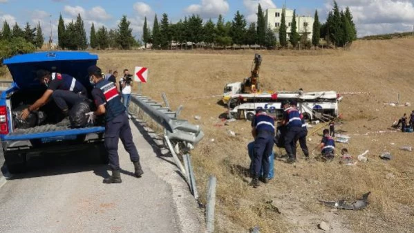 Son dakika haber: Balıkesir'de yolcu otobüsü takla attı: 14 ölü, 18 yaralı (3)
