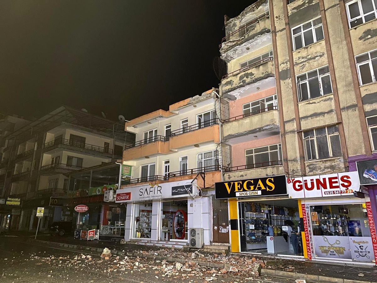 Balkona yıldırım düştü