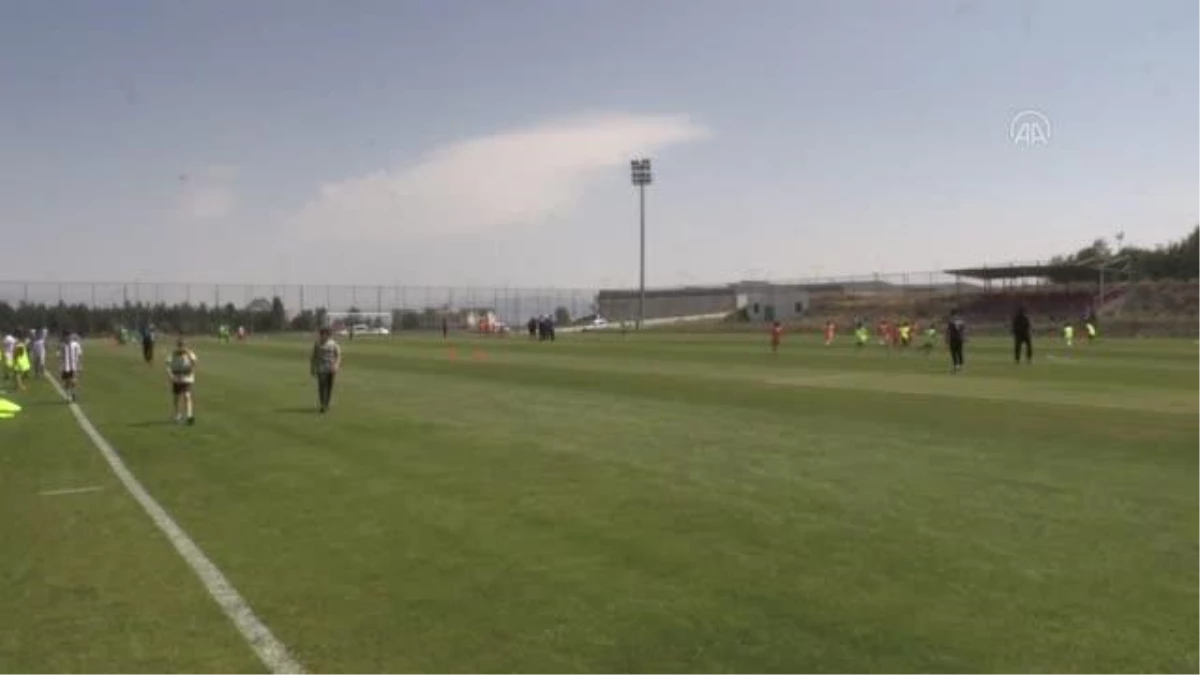 Büyükşehir Belediye Erzurumspor\'da Futbol Akademisi seçmeleri devam ediyor