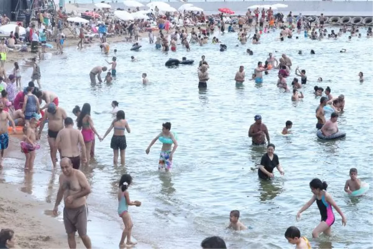 CADDEBOSTAN HALK PLAJINDA PAZAR YOĞUNLUĞU