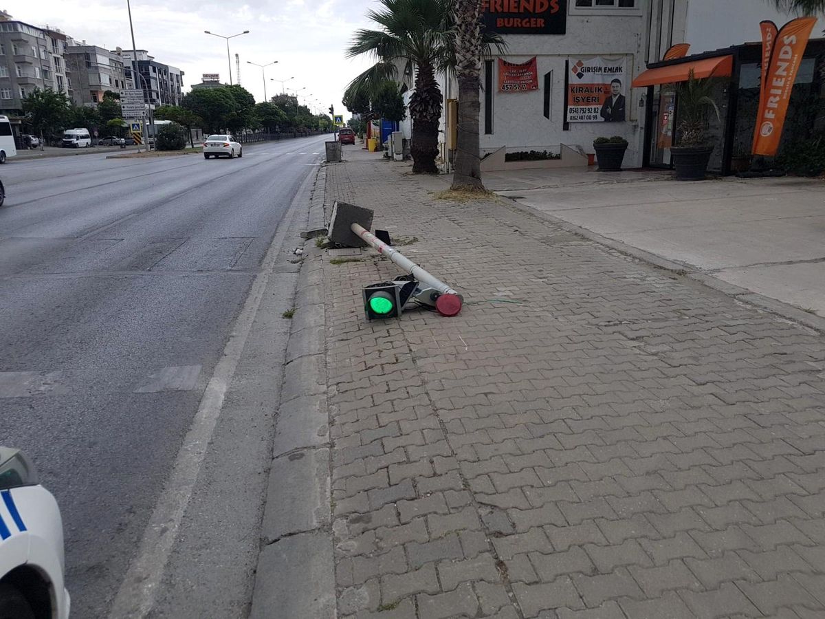 Devrilen sinyalizasyon lambası tehlike saçıyor