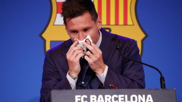 Hıçkıra hıçkıra ağladı! 13 yaşında girdiği Barcelona'dan ayrılan Messi, konuşmasını çok zor yaptı