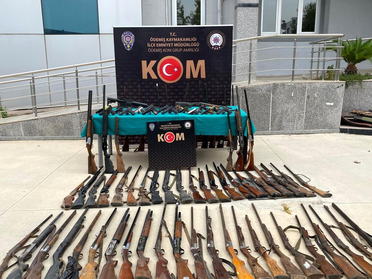 Son dakika: İzmir\'de iş yerini silah imalathanesine çeviren şüpheli yakalandı