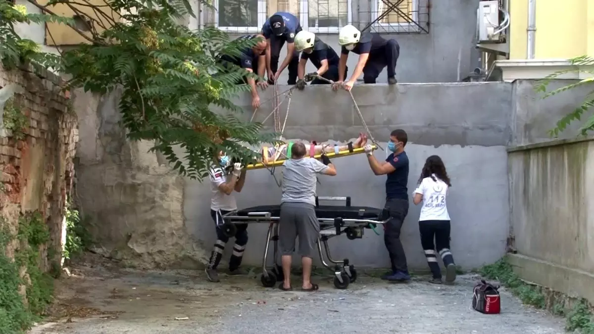 Kadıköy\'de 3. kattan düşen kadın ağır yaralı halde bulundu