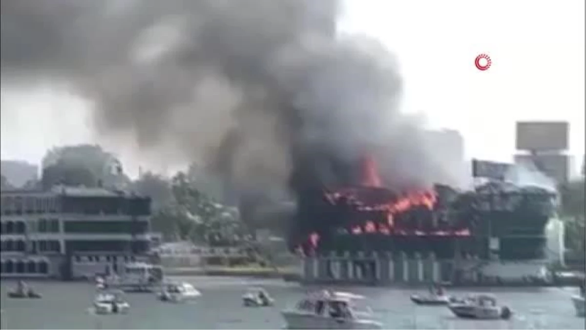 Kahire\'nin Nil Nehri kıyısında bir yolcu teknesi alev alev yandı