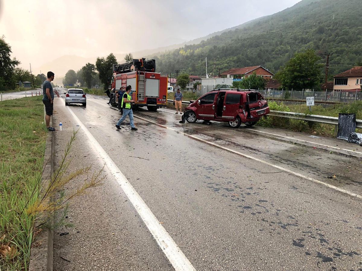 Karabük\'te kontrolden çıkan hafif ticari araç bariyere çarptı: 5 yaralı