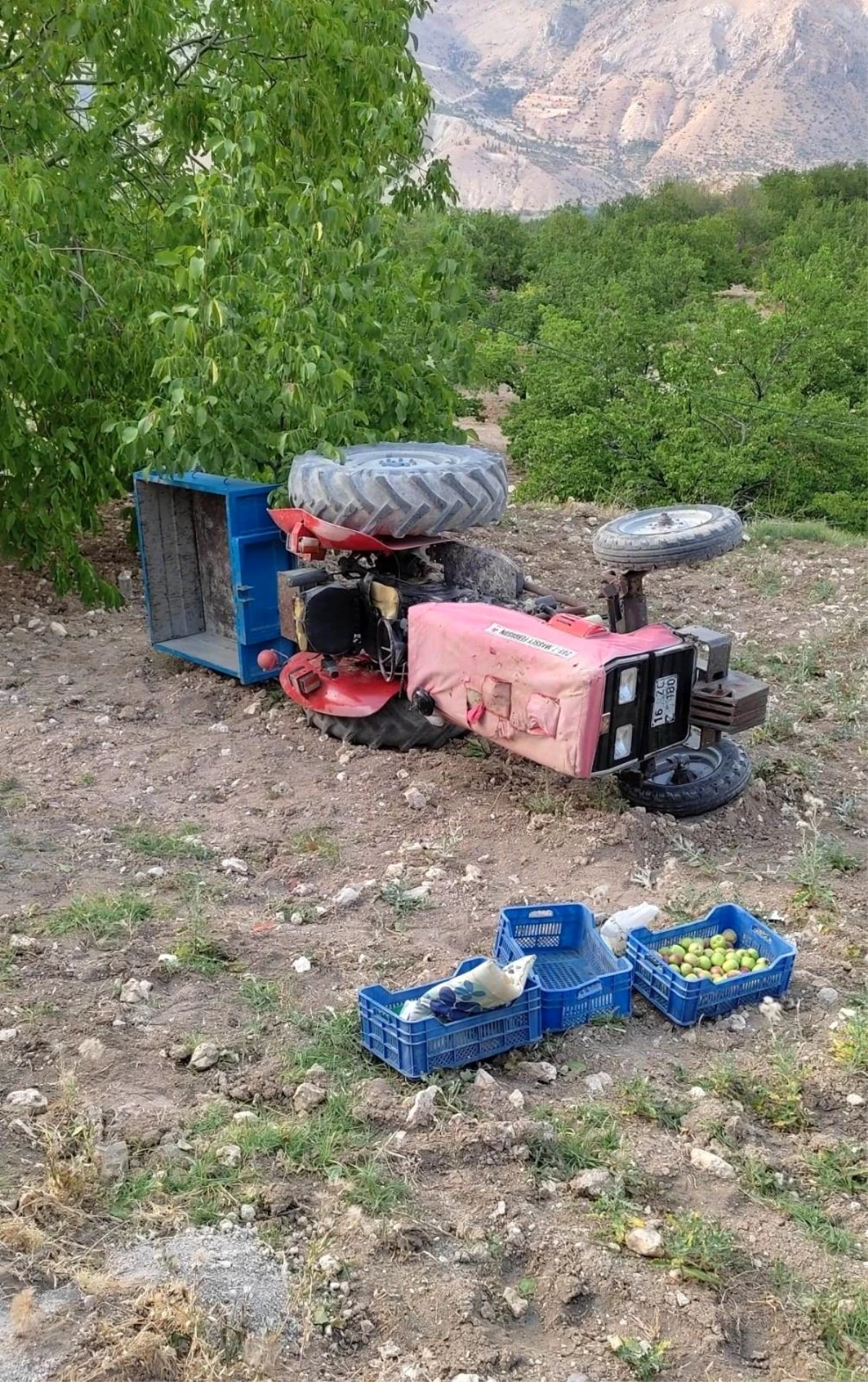 Kontrolden çıkan traktör devrildi: 2 yaralı