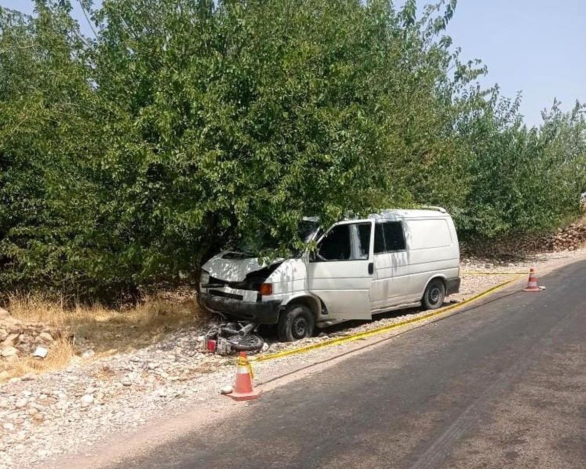 Minibüs ile motosiklet çarpıştı: 3 yaralı