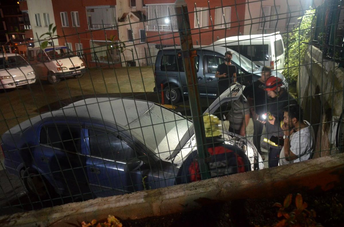 Son dakika haberi: Park halindeki otomobilde yangın çıktı