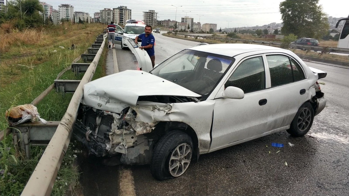 Samsun\'da otomobil bariyere çarptı: 1 yaralı