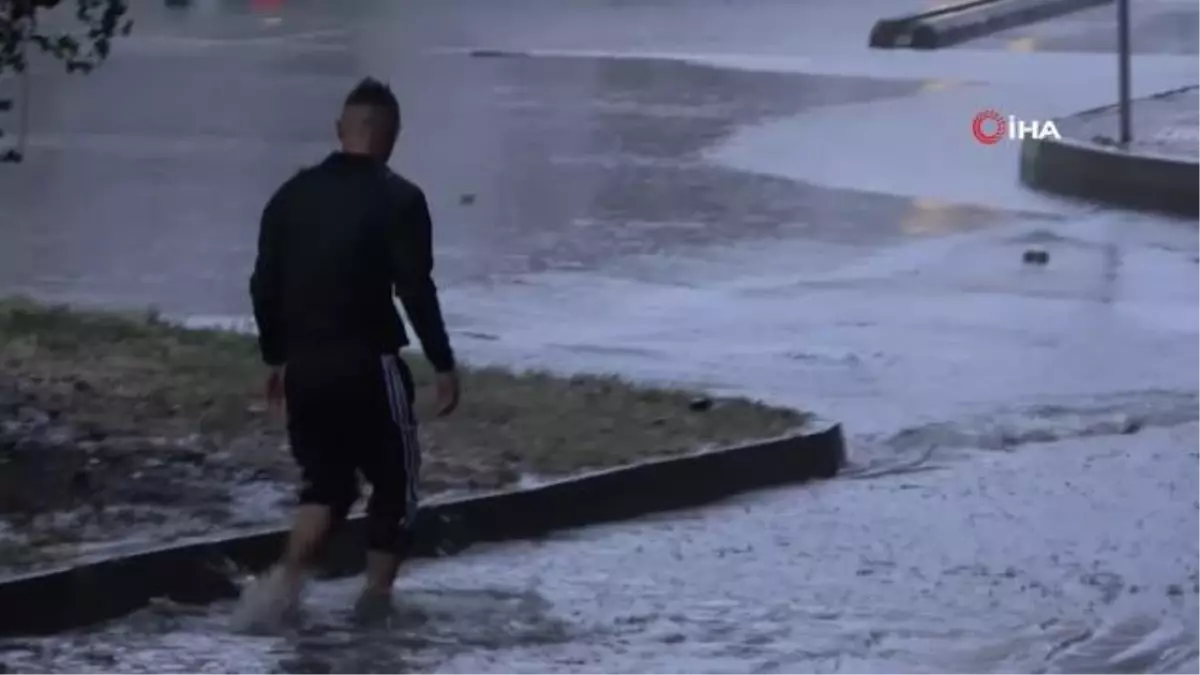 Samsun\'da yağmurdan göle dönen caddelerde suyun içine yatıp keyif yaptılar