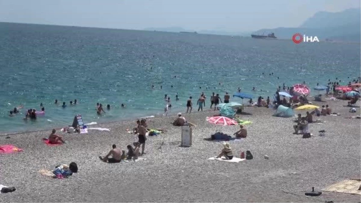 Sıcaklık 40 dereceyi buldu Antalya\'da sahiller doldu taştı