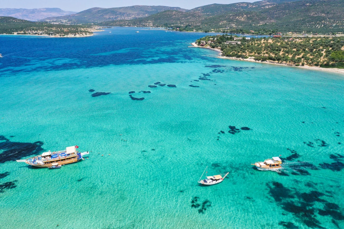 Tropik adaları aratmayan Dikili\'nin eşsiz koyları ziyaretçileri cezbediyor