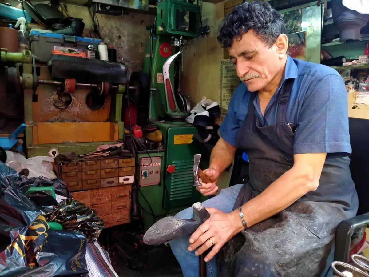 4 metrekarelik dükkânına yarım asır sığdırdı