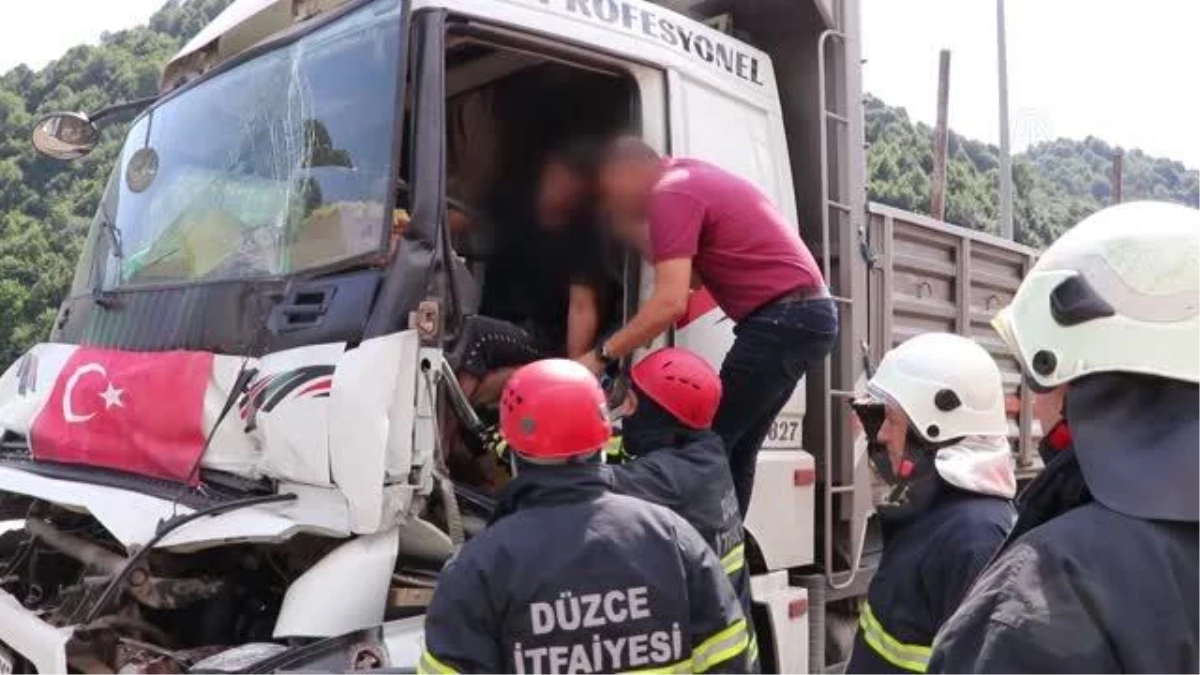 Anadolu Otoyolu\'nda tıra çarpan kamyonun sürücüsü yaralandı