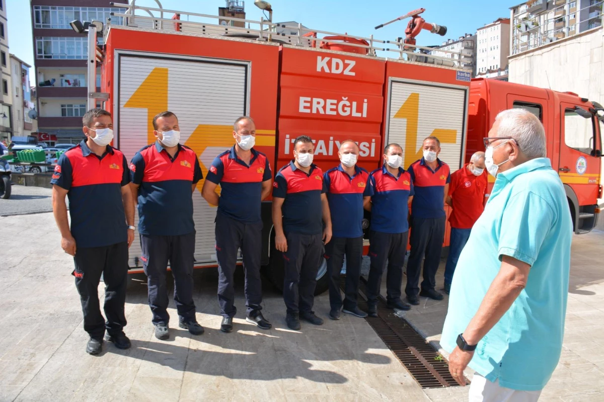 Antalya\'da yangın söndürme çalışmalarını tamamlayan itfaiyeciler Ereğli\'de çiçeklerle karşılandı