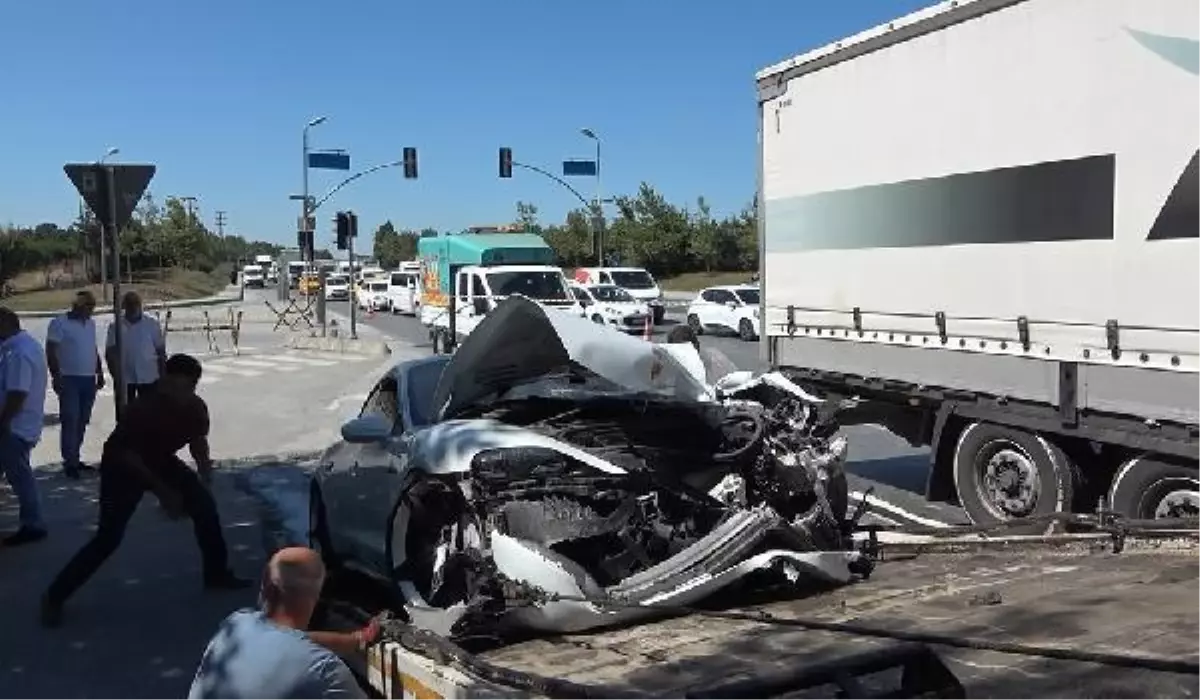 ARNAVUTKÖY\'DE TIR İLE ÇARPIŞAN LÜKS OTOMOBİL HURDAYA DÖNDÜ