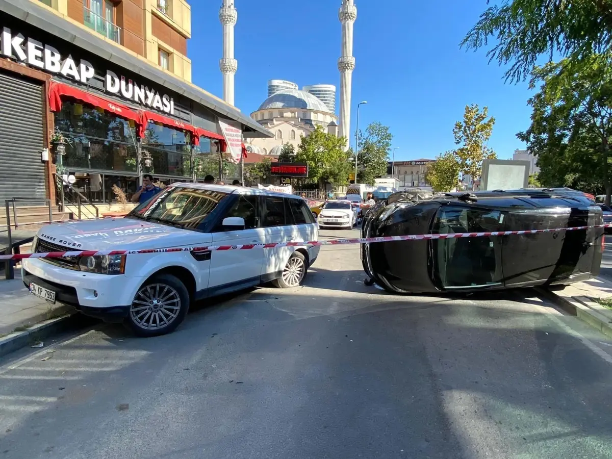 Ataşehir\'de park halindeki cipe çarpan otomobil yan yattı