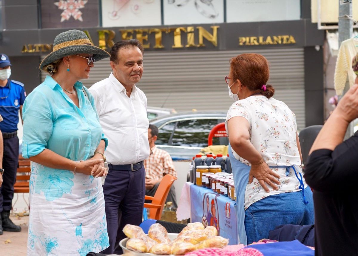 Başkan Şahin \'Üretici Kadınlar Pazar\'ını ziyaret etti