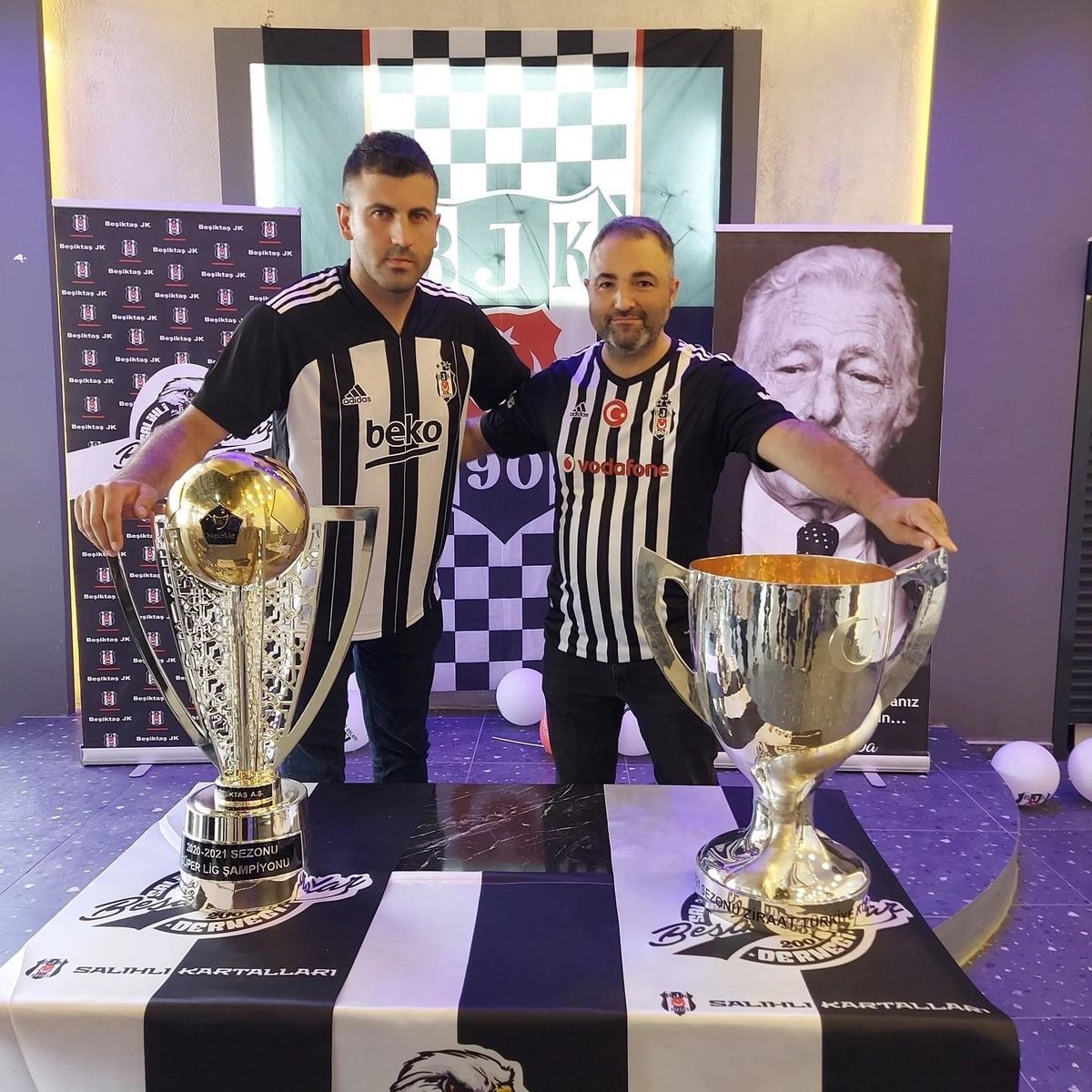 Beşiktaş\'ın çifte kupası Salihli\'de sergilendi