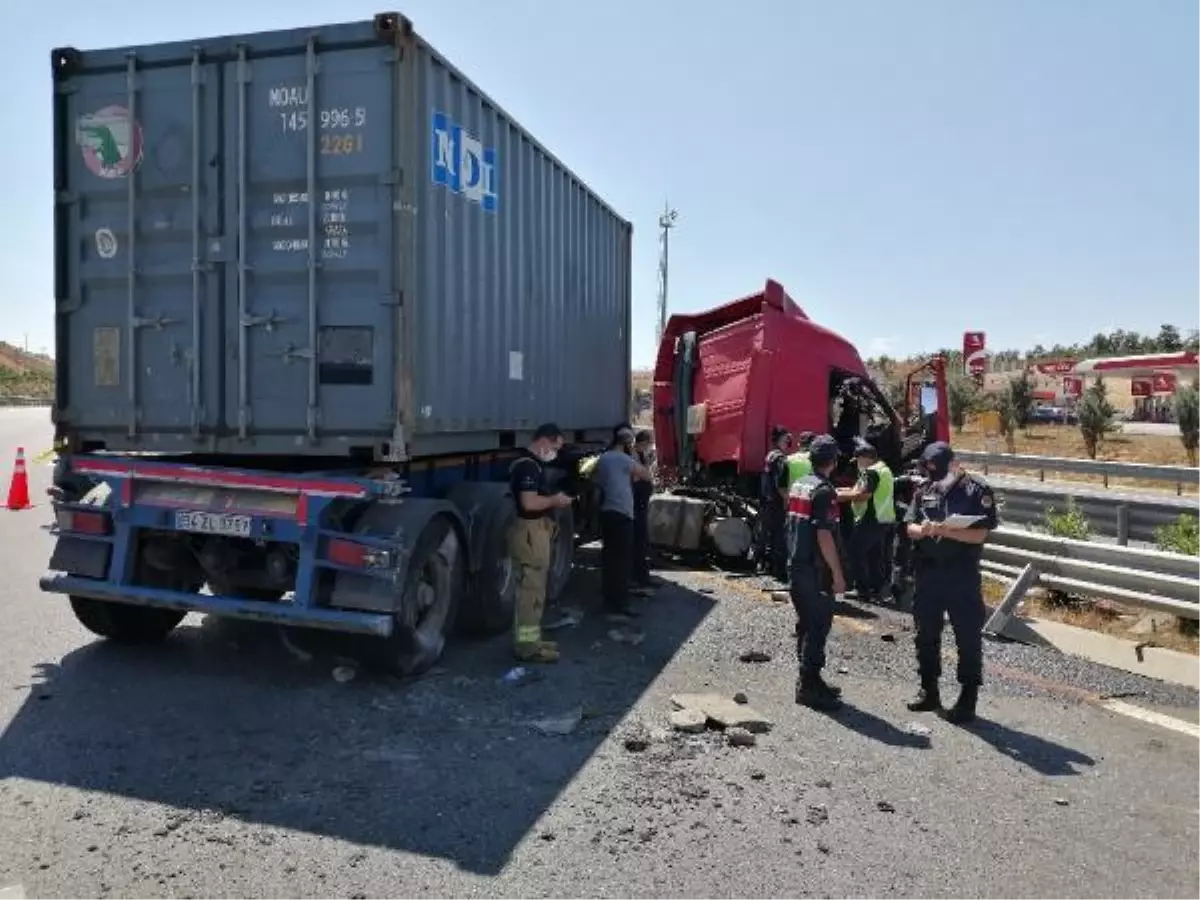 ÇEKMEKÖY KUZEY MARMARA OTOYOLU\'NDA LASTİĞİ PATLAYAN TIR BARİYERLERE ÇARPTI 1 ÖLÜ