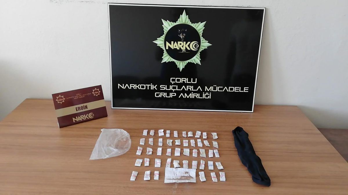 Çorlu\'da polisi görünce çoraba sardığı uyuşturucuyu atan zanlı kaçtı