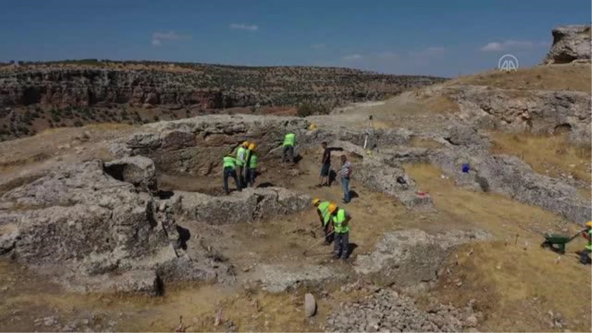 DİYARBAKIR - Yaklaşık 3 bin yıllık Eğil Kalesi\'nde kazı çalışmaları başladı (2)