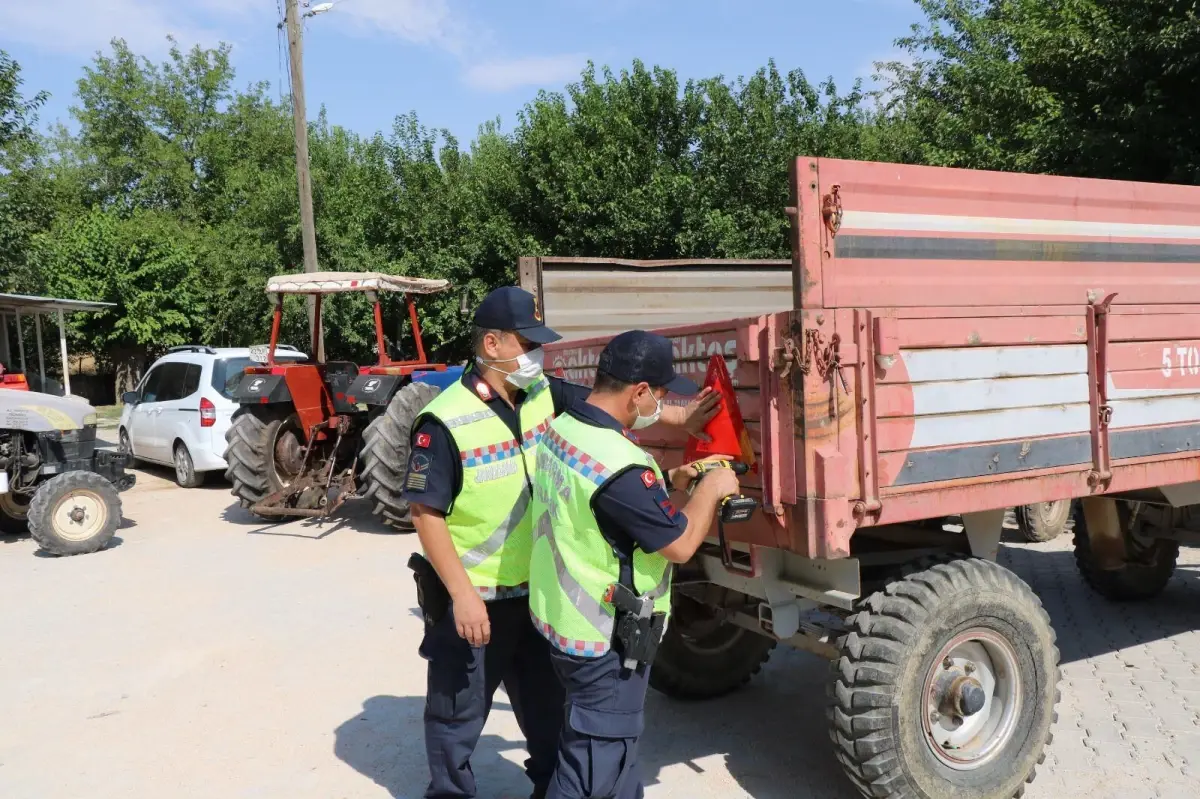 Son Dakika | Elazığ\'da jandarma ekipleri traktör sürücülerini denetledi