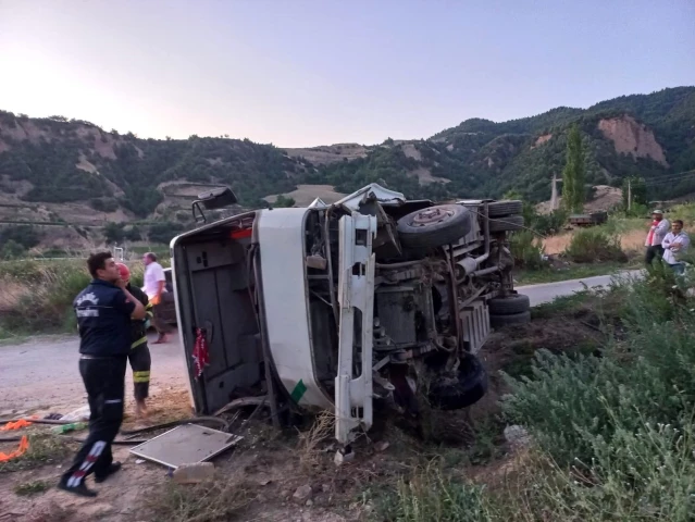 Freni boşalan işçi servisi şarampole yuvarlandı: 5 yaralı