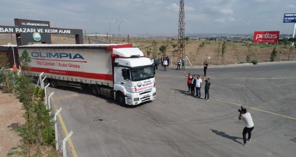 Gölbaşı Belediyesi yardım tırları yola çıktı